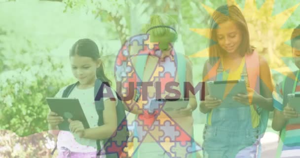 Animace Barevných Kousků Skládačky Autismus Text Přes Děti Přátelé Pomocí — Stock video