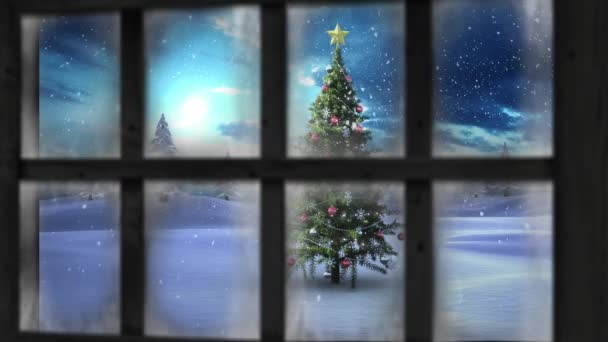 Houten Raamkozijn Tegen Sneeuw Die Het Winterlandschap Kerstboom Valt Kerstfeest — Stockvideo
