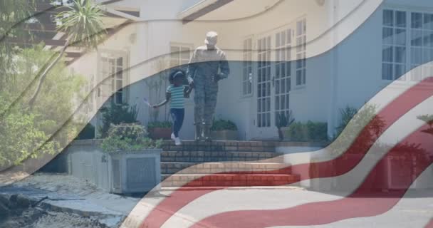 Animação Bandeira Dos Eua Acenando Sobre Sorridente Soldado Afro Americano — Vídeo de Stock