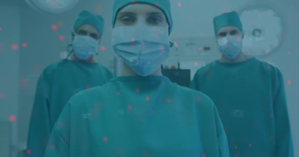 手術室での覆面の男性と女性の外科医に対するデータ処理のアニメーション 科学の概念がデジタルで生成され — ストック動画