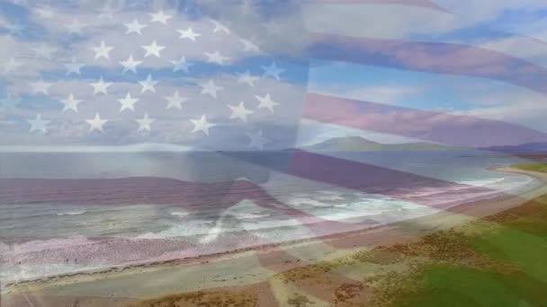 Animacja Flagi Stanów Zjednoczonych Wieje Nad Krajobrazem Morskim Podróże Wakacje — Wideo stockowe