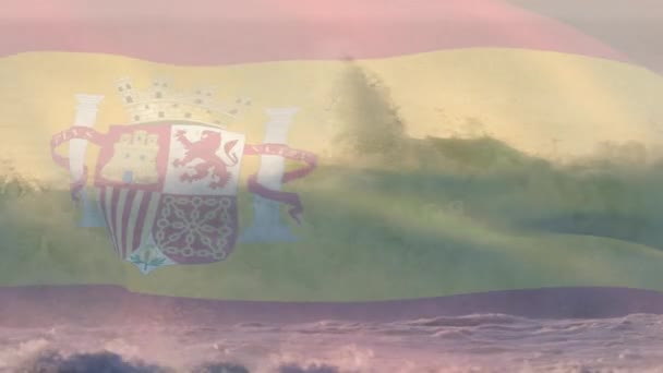 Κινούμενα Σχέδια Της Σημαίας Της Ισπανίας Φυσάει Πάνω Από Παραλία — Αρχείο Βίντεο