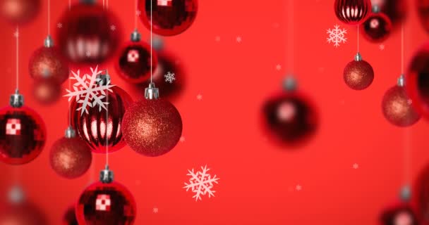 红色背景的圣诞装饰品上飘扬着雪的动画 圣诞节 传统和庆祝概念数字制作的视频 — 图库视频影像