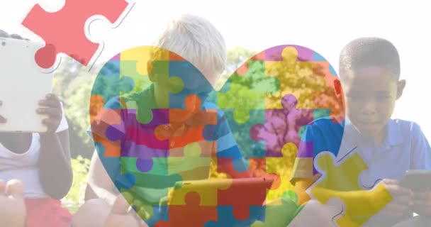 Animazione Pezzi Puzzle Colorati Testo Autistico Amici Bambini Utilizzando Dispositivi — Video Stock