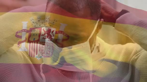 Animación Bandera España Ondeando Sobre Hombre Con Máscara Facial Durante — Vídeo de stock