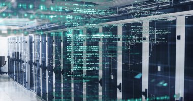 Teknoloji odasındaki bilgisayar sunucularının ağ üzerinde hareket eden el yazısıyla yazılmış matematiksel denklemlerin ve dijital kodun işlenmesinin resmi. 