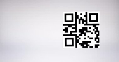 Beyaz arka planda akıllı telefonlu QR kodunu tarayan bir kadın animasyonu. küresel internet kimliği, güvenlik ve teknoloji konsepti dijital olarak oluşturulmuş video.