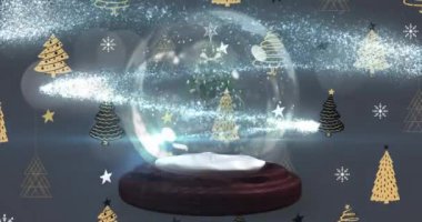 Yılbaşı kartopu üzerine düşen karların animasyonu. Kış, gelenek ve kutlama konsepti dijital olarak oluşturulmuş video.