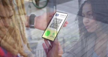 Animasyon, elinde kovid 19 aşı pasaportlu akıllı telefonu olan bir kadının restoranda insanların üzerinde durmasıdır. küresel covid 19 salgın ve aşı konsepti dijital olarak oluşturulmuş video.