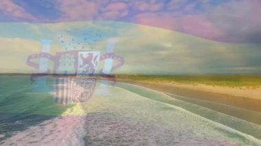 İspanya bayrağının animasyonu plaj manzarası, deniz ve bulutlu mavi gökyüzü üzerinde dalgalanıyor. Vatanseverlik, bağımsızlık ve kutlama konsepti dijital olarak oluşturulmuş imaj.