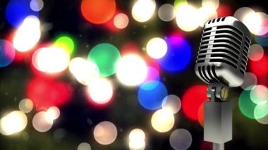 Retro metalik mikrofon renkli ışık noktalarına karşı siyah arkaplan. müzik etkinliği ve kutlama konsepti