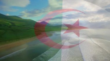 Sahilde dalgalanan Cezayir bayrağının animasyonu, deniz ve bulutlu mavi gökyüzü. Vatanseverlik, bağımsızlık ve kutlama konsepti dijital olarak oluşturulmuş imaj.