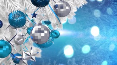 Bokeh 'le birlikte mavi arkaplandan düşen yılbaşı balonlarının ve karın animasyonu. Noel, gelenek ve kutlama konsepti dijital olarak oluşturuldu.