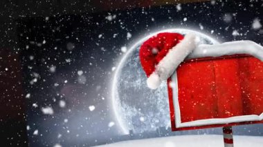 Noel Baba 'nın şapkasının üzerine düşen kar animasyonu kırmızı tahta tabelada fotokopi alanı ile birlikte. Noel, gelenek ve kutlama konsepti dijital olarak oluşturuldu.