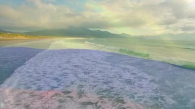 Sahilde dalgalanan Kolombiya bayrağının canlandırması. seyahat, tatiller, vatanseverlik ve dijital olarak üretilen video konsepti.