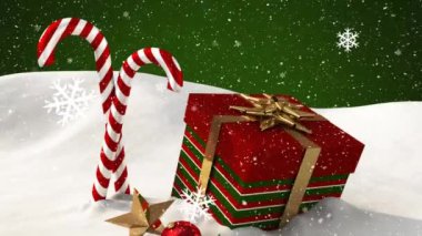 Kar yağışının animasyonu ve yeşil arka planda noel hediyesi. Noel, gelenek ve kutlama konsepti dijital olarak oluşturuldu.