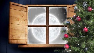 Noel ağacı ve ahşap pencere çerçevesi gece gökyüzünde parlayan yıldızlara ve aya karşı. Noel şenliği ve kutlama konsepti