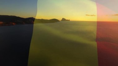 Sahilde dalgalanan Belçika bayrağının animasyonu. seyahat, tatiller, vatanseverlik ve dijital olarak üretilen video konsepti.