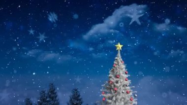 Kış manzarasında, Noel ağacının, köknar ağaçlarının ve ayın üzerine düşen karların animasyonu. Noel, gelenek ve kutlama konsepti dijital olarak oluşturuldu.