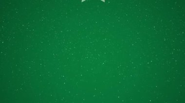 Yeşil arka planda yılbaşı süslerinin üzerine düşen kar animasyonu. Noel, gelenek ve kutlama konsepti dijital olarak oluşturuldu.