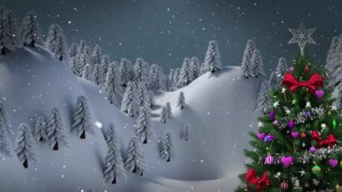 Kış manzarasında, gri arka planda, Noel ağacının üzerine düşen kar. Noel şenliği ve kutlama konsepti