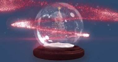 Kar küresinin üzerine yılbaşı ağacıyla yağan kar animasyonu. Noel, kış, gelenek ve kutlama konsepti dijital olarak oluşturulmuş video.