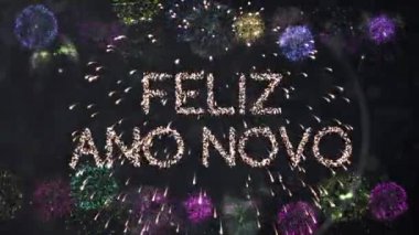 Feliz ano novo metin animasyonu. Havai fişekler siyah arka planda patlıyor. Yeni yıl partisi, gelenek ve kutlama konsepti dijital olarak oluşturuldu.
