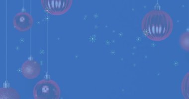 Mavi arka planda, Noel süslemeleri üzerine düşen kar animasyonu. Noel, kış, gelenek ve kutlama konsepti dijital olarak oluşturulmuş video.