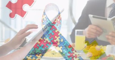 Dijital cihazlar kullanan iş adamlarının renkli yapboz parçalarının animasyonu. otizm, öğrenme güçlüğü, destek ve farkındalık kavramı dijital olarak oluşturulmuş video.