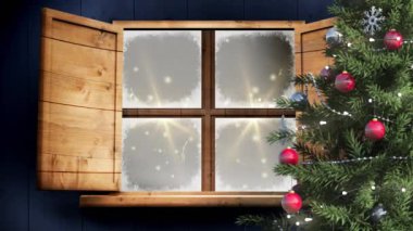 Noel ağacı ve ahşap pencere çerçevesi siyah arka plandaki altın ışık noktalarına karşı. Noel şenliği ve kutlama konsepti