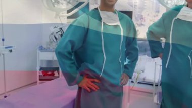 Ameliyathanede mutlu cerrahların üzerinde dalgalanan Rusya bayrağının animasyonu. küresel tıp, covid 19 pandemik konsept sırasında sağlık hizmetleri dijital olarak üretilen video.