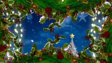 Peri ışıkları animasyonu, Noel ağacı, kutsal süslemeler, mavi gökyüzüne düşen kar. Noel, gelenek ve kutlama konsepti dijital olarak oluşturuldu.