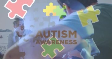 Renkli yapboz parçaları ve otizm metinlerinin animasyonu yaz plaj partisinde mutlu arkadaşlardan üstündür. otizm, öğrenme güçlüğü, destek ve farkındalık kavramı dijital olarak oluşturulmuş video.