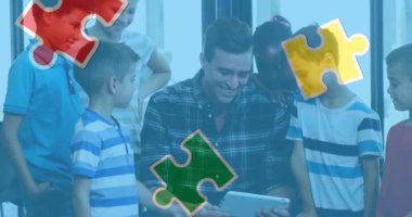 Elektronik cihazlar kullanan çocuklar ve insanlar üzerindeki renkli yapboz parçalarının animasyonu. otizm, öğrenme güçlüğü, destek ve farkındalık kavramı dijital olarak oluşturulmuş video.