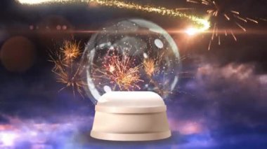 Koyu arkaplanda havai fişekler üzerine yılbaşı ağacı olan kar küresi animasyonu. Noel, gelenek ve kutlama konsepti dijital olarak oluşturuldu.