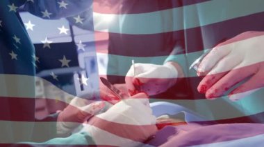 Amerika Birleşik Devletleri bayrağının ameliyathanede cerrahların üzerinde dalgalanması. küresel tıp, covid 19 pandemik konsept sırasında sağlık hizmetleri dijital olarak üretilen video.