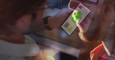 19 numaralı kovanlı akıllı telefonu elinde tutan adamın animasyonu bira içen adama karşı aşı pasaportu. küresel covid 19 salgın ve aşı konsepti dijital olarak oluşturulmuş video.