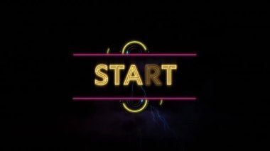 Metnin şimşek ve bulutların üzerindeki canlandırması. arka plan sosyal medya ve iletişim konsepti dijital olarak oluşturulmuş video.