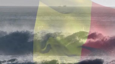 Sahilde dalgalanan Belçika bayrağının animasyonu. seyahat, tatiller, vatanseverlik ve dijital olarak üretilen video konsepti.