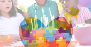 Renkli yapboz parçalarının animasyonu ve doğum günlerinde çocukların arkadaşları yerine kalp. otizm, öğrenme güçlüğü, destek ve farkındalık kavramı dijital olarak oluşturulmuş video.