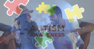 Renkli yapboz parçaları ve otizm metinlerinin animasyonu yaz plaj partisinde mutlu arkadaşlardan üstündür. otizm, öğrenme güçlüğü, destek ve farkındalık kavramı dijital olarak oluşturulmuş video.