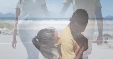 Mutlu Afro-Amerikan çiftlerinin kucaklaşması ve kumsalda yürümesi. sağlık, rahatlama, romantizm ve refah konsepti dijital olarak oluşturulmuş video.