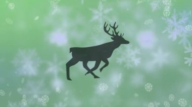 Yağan karların üzerinde hareket eden ren geyiklerinin animasyonu. Noel, gelenek ve kutlama konsepti dijital olarak oluşturuldu.