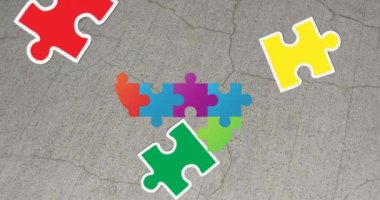 Renkli yapboz parçalarının animasyonu, otizm farkındalık ayı metni. otizm, öğrenme güçlüğü, destek ve farkındalık kavramı dijital olarak oluşturulmuş video.