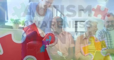 Renkli yapboz parçaları ve otizm metinlerinin animasyonu elektronik cihazlar kullanarak son sınıf arkadaşlarının üzerinde. otizm, öğrenme güçlüğü, destek ve farkındalık kavramı dijital olarak oluşturulmuş video.