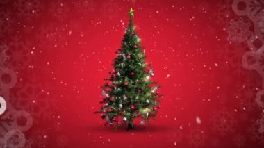 Kırmızı zemin üzerinde dönen Noel ağacının üzerine düşen kar taneleri simgeleri. Noel şenliği ve kutlama konsepti