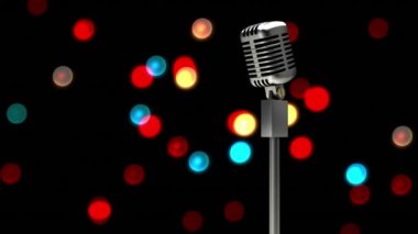 Retro metalik mikrofon renkli ışık noktalarına karşı siyah arkaplan. müzik etkinliği ve kutlama konsepti