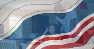 Amerika bayrağının Afrika kökenli Amerikalı babanın kızıyla ödev yaptığı animasyonu. Amerikan vatanseverliği, bağımsızlık ve kutlama konsepti dijital olarak oluşturulmuş video.