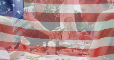 Amerika Birleşik Devletleri bayrağının gülümseyen beyaz aile üzerinde dalgalanması. Amerikan vatanseverliği, bağımsızlık ve kutlama konsepti dijital olarak oluşturulmuş video.