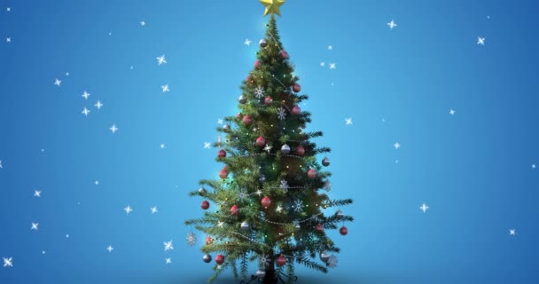 在蓝色背景的圣诞树上 雪花飘落的动画 圣诞节 传统和庆祝概念数字制作的视频 — 图库视频影像